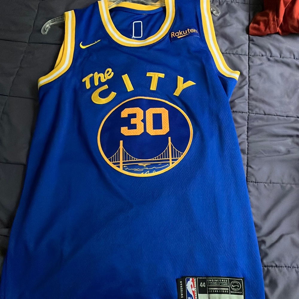 The CITY Golden State Warriors size 44 jersey #30 curry